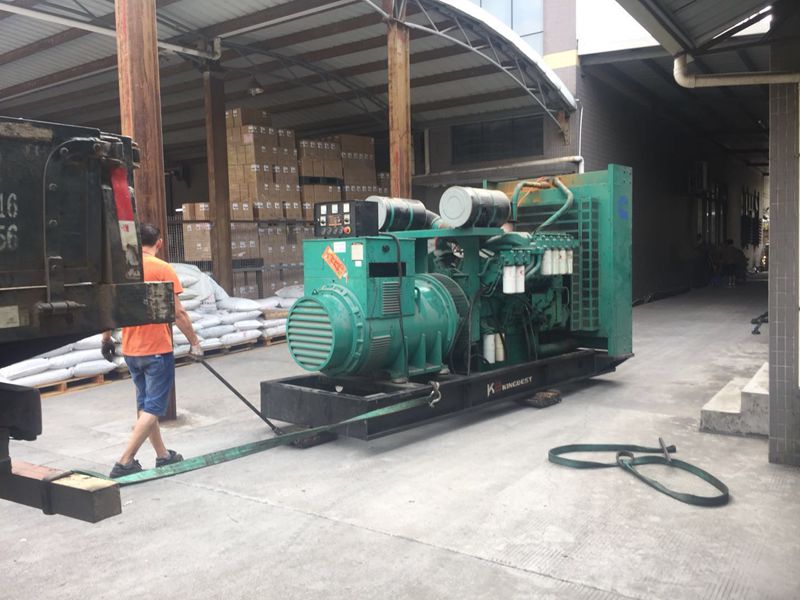 康明斯柴油發(fā)電機(jī)回收現(xiàn)場