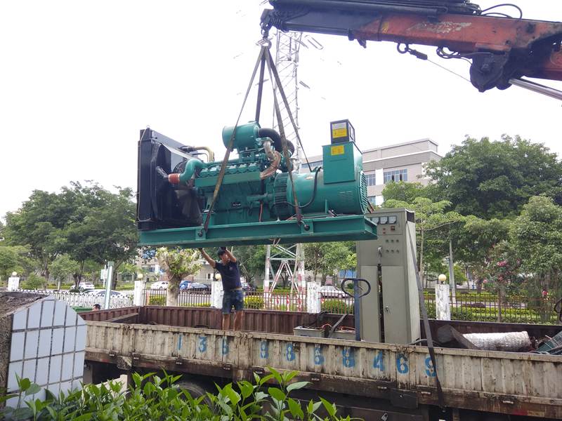 工廠發(fā)電機(jī)回收現(xiàn)場